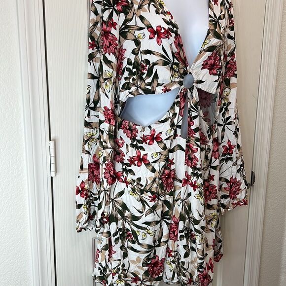 Material Girl Shorts Romper Size XXL V Neck Cutouts Floral White Gold Zipper New - Picture 4 of 8